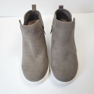 TORRID WOMEN'S PERFORATED WEDGE SNEAKER SIZE 7W GRAY